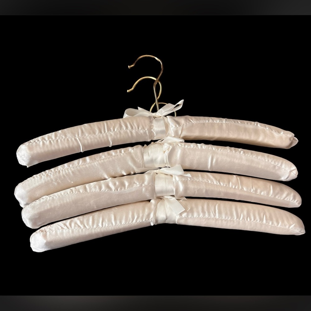 Set of 4 satin padded hangers with bows EUC closet organizing